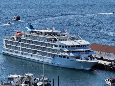 Yes, ships are called boats on the Great Lakes.