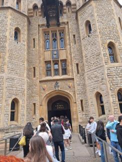 Home of the Crown Jewels ~ When I say the line to see this was endless, I mean it was  endless . It's one of the main reasons I was unable to see most of the other sites because I was literally in line for over an hour. To make things worse, when you do get in there, the traffic is so much, you barely get a minute to truly admire the jewels until you're shoo'd away by others waiting impatiently behind you. *Frown*

No photography allowed inside, and in a way, it's good because the brilliance of the jewels and everyone trying to take pictures would become too distracting. Really a place worth visiting, when you can truly savor and enjoy it without in...